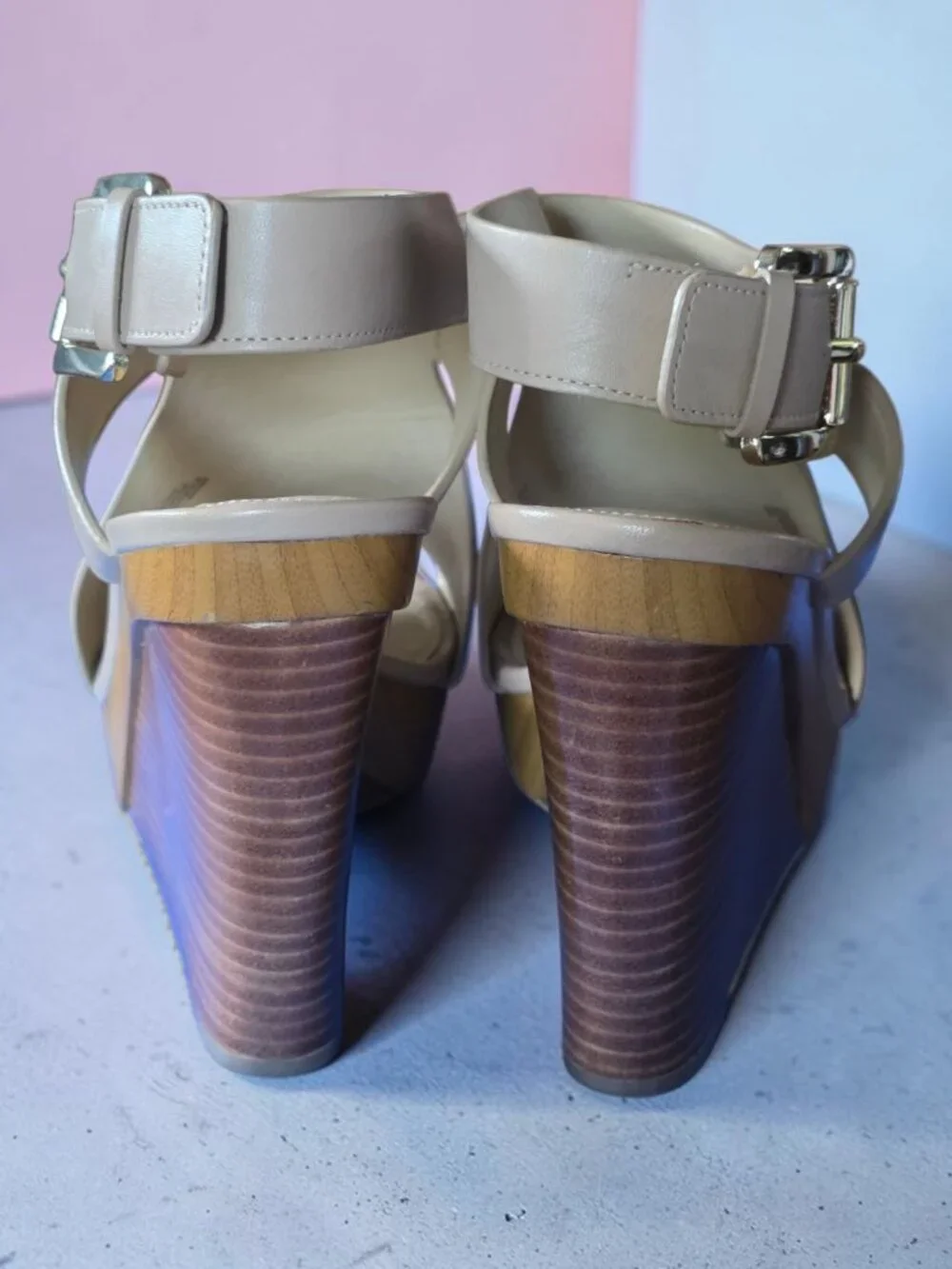 EUC MICHAEL KORS (8M) JOSEPHINE Wedge Wood Heel Platform Gold-Tone Buckle